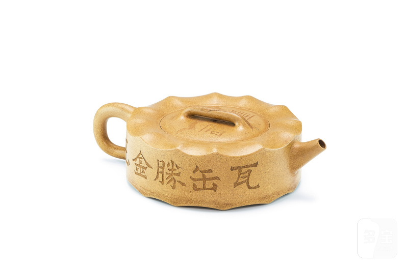 An inscribed Yucheng kiln duan clay 'goose and longevity' teapot and cover, signed Wang Dongshi, Qing dynasty, Tongzhi period | 清同治 王東石款玉成窰段泥刻詩文飛鴻延年壺 《陽羨王東石製》、《東石》印 - 图2